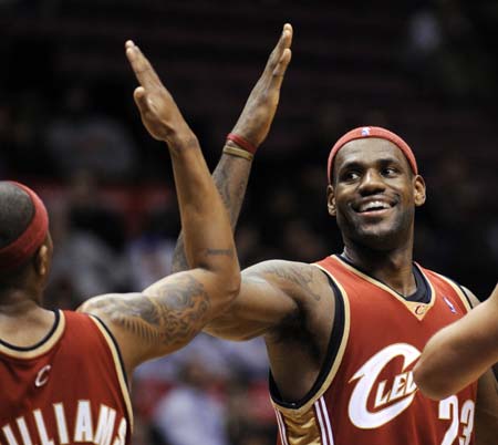 Cleveland Cavaliers forward Lebron James (R) celebrates with guard Mo Williams after he scored against the New Jersey Nets in the fourth period of their NBA basketball game in East Rutherford, New Jersey November 18, 2008.