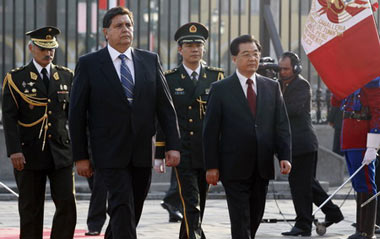 Chinese President Hu Jintao (R) and Peru's President Alan Garcia arrive at the government palace in Lima, November 19, 2008. Hu was in Peru to attend the Asia-Pacific Economic Cooperation (APEC) summit.