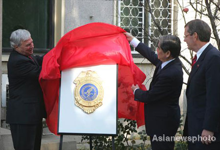 FDA Commissioner Andrew von Eschenbach (L) and Shao Mingli (C), head of the State Food and Drug Administration (SFDA) unveil the FDA Beijing office while US Health and Human Services Secretary Michael O. Leavitt looks in Beijing, November 19, 2008. The FDA will open three offices in Beijing, Guangzhou and Shanghai this week to help ensure export safety while China is also preparing to station offices in the US. 