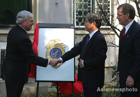 FDA Commissioner Andrew von Eschenbach (L) shakes hands with Shao Mingli (C), head of the State Food and Drug Administration (SFDA), while US Health and Human Services Secretary Mike Leavitt looks on at the opening ceremony of the FDA Beijing office, November 19, 2008. 