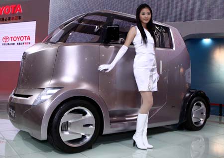 A model displays Toyota's concept car Hi-CT on the media day of the 6th Guangzhou International Auto Show in Guangzhou, capital of south China's Guangdong Province, Nov. 18, 2008. The 6th Guangzhou International Auto Show will be opened on Nov. 19. 