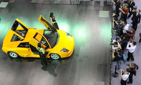 A Lamborghini roadster attracts visitors' attention on the media day of the 6th Guangzhou International Auto Show in Guangzhou, capital of south China's Guangdong Province, Nov. 18, 2008. The 6th Guangzhou International Auto Show will be opened on Nov. 19.