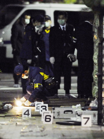 Police investigate the scene of the stabbing of a former health ministry official in Tokyo November 18, 2008. Japan's top health ministry and public pension officials were being warned about their personal safety after the suspected murder of a former vice minister and a stabbing at the home of another on Tuesday, the ministry said. [Agencies]