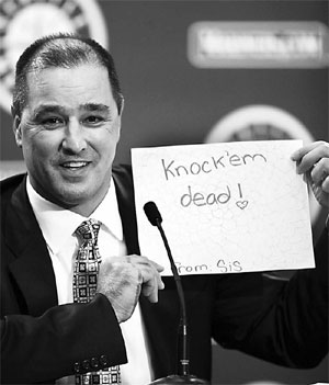 The Seattle Mariners' new manager Don Wakamatsu holds a sign from his 10-year-old daughter Jadyn during a press conference on Wednesday at Safeco Field in Seattle. [AFP]