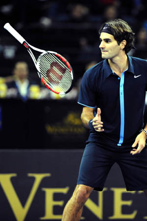 Roger Federer of Switzerland gestures at his match against James Blake of the United States during the Venetian Macao Tennis Showdown in Macao, south China, Nov. 20, 2008. Four famous tennis players of different ages, namely Roger Federer of Switzerland, James Blake and John McEnroe of the United States, and Bjorn Borg of Sweden took part in the showdown. [Xinhua]