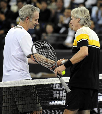 John McEnroe (L) of the United States shakes hands with Bjorn Borg of Sweden during the Venetian Macao Tennis Showdown in Macao, south China, Nov. 20, 2008. [Xinhua]