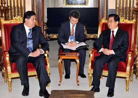 Chinese President Hu Jintao (R) meets with Peruvian President Alan Garcia (L) in Lima, capital of Peru, Nov. 19, 2008. Both leaders on Wednesday announced to establish the 