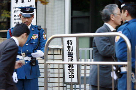 Guards conduct security check in front of the Ministry of Health, Labor and Welfare in Tokyo, capital of Japan, Nov. 20, 2008. Japanese police stepped up security from Wednesday in the Kasumigaseki area, where most offices of the country's government are located, since a series of attacks happened on officials and their relatives of the Ministry of Health, Labor and Welfare.