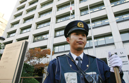 A security man stands guard at the gate of the Ministry of Health, Labor and Welfare in Tokyo, capital of Japan, Nov. 20, 2008. 