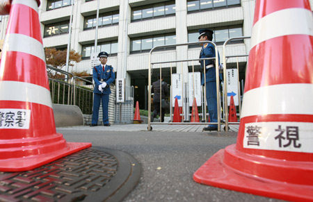 Security men stand guard in front of the Ministry of Health, Labor and Welfare in Tokyo, capital of Japan, Nov. 20, 2008.