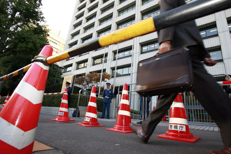 A man walks past the Ministry of Health, Labor and Welfare in Tokyo, capital of Japan, Nov. 20, 2008. 