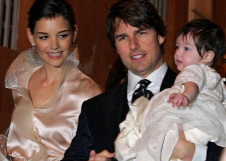 Actor Tom Cruise holds his daughter Suri as he arrives with his fiancee Katie Holmes (L) at a restaurant in Rome November 16, 2006.
