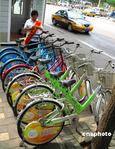 Free bicycle rental stations have been established in some communities across Beijing in recent years to promote green transport in the capital city. 