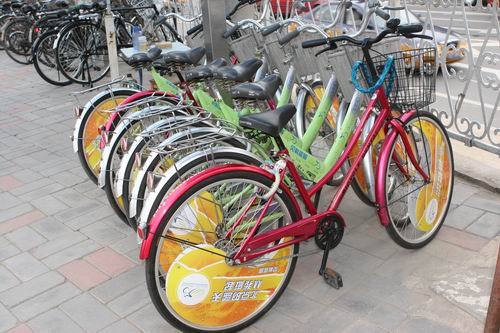 Free bicycle rental stations have been established in some communities across Beijing in recent years to promote green transport in the capital city. 