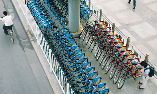 Free bicycle rental stations have been established in some communities across Beijing in recent yearsto promote green transport in the capital city. 