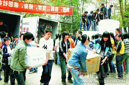On November 17, 2008 more than 800 new quilts and carpets donated by people of Leshan, Sichuan Province are sent to the earthquake-stricken teachers and students of Wenchuan.