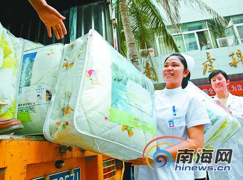 On November 20, 2008, medical workers of the Hainan Provincial Hospital for Gynecology and Obstetrics donate 100 new quilts to the earthquake-hit areas in Wenchuan, southwest China's Sichuan Province. 