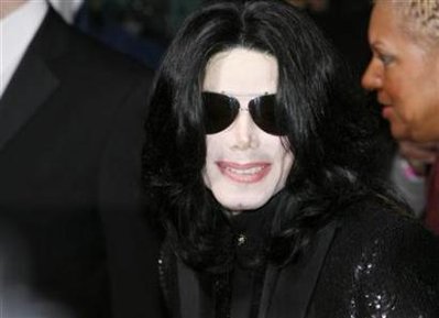 Michael Jackson arrives for the 2006 World Music Awards at Earls Court in London November 15, 2006.