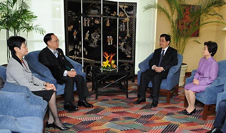 Chinese President Hu Jintao (2nd R) and his wife Liu Yongqing (1st R) meet with Donald Tsang Yam-kuen (2nd L), chief executive of China's Hong Kong Special Administrative Region, and his wife Selina Tsang in Lima, capital of Peru, Nov. 22, 2008. Hu Jintao and Donald Tsang Yam-kuen are in Lima to attend the Economic Leaders' Informal Meeting of the APEC forum slated for Nov. 22-23.