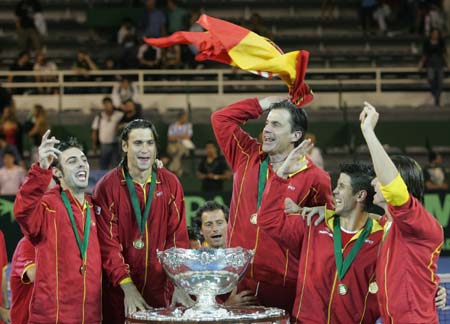 Spain team celebrate with the trophy during the awarding ceremony of the Davis Cup World Group Final held at Mar del Plata, Argentina, on Nov. 23, 2008. [Xinhua]