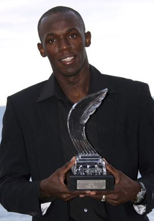 Usain Bolt of Jamaica displays his IAAF World Athlete of the Year trophy ahead of the annual global awards ceremony in Monaco November 23, 2008.[Xinhua/Reuters]