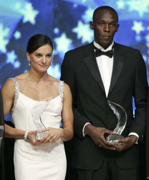 Yelena Isinbayeva (L) of Russia and Usain Bolt of Jamaica display their World Athlete of the Year Award trophies during the IAAF World Athletic Gala in Monte Carlo November 23, 2008.[Xinhua/Reuters]