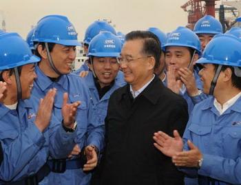 Chinese Premier Wen Jiabao (C) talks with workers of the Shanghai Waigaoqiao Shipbuilding Co., Ltd. in Shanghai, east China Nov. 22, 2008. Wen Jiabao made an inspection tour of Shanghai Municipality and Zhejiang Province from Nov. 21 to Nov. 23, 2008.[Xinhua Photo] 