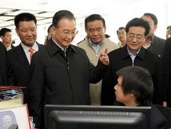 Chinese Premier Wen Jiabao (Front,L) talks with a designer of the Zhejiang Mengna Knitting Co.,Ltd. in east China's Zhejiang Province Nov. 21, 2008.[Xinhua Photo]