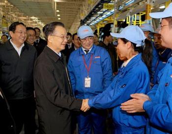 Chinese Premier Wen Jiabao (Front,L) shakes hands with workers of the Shanghai Automotive Industry Corporation (SAIC Motor) in Shanghai, east China, Nov. 22, 2008. [Xinhua Photo]