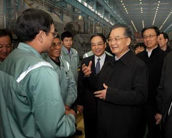 Chinese Premier Wen Jiabao (Front,R) talks with workers of the Shanghai Electric Marine Crankshaft Co., Ltd. in Shanghai, east China, Nov. 22, 2008.[Xinhua Photo]