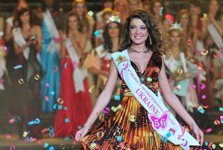  Mariia Lakimuk from Ukraine wins the champion during the final contest of the 20th Miss World Model in the Folk Culture Village of Splendid China in Shenzhen, south China's Guangdong Province, Nov. 22, 2008. The final contest of the 20th Miss World Model ended here on Saturday with over 60 models engaging in.