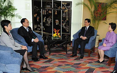 Chinese President Hu Jintao (2nd R) and his wife Liu Yongqing (1st R) meet with Donald Tsang Yam-kuen (2nd L), chief executive of China's Hong Kong Special Administrative Region, and his wife Selina Tsang in Lima, capital of Peru, Nov. 22, 2008. Hu Jintao and Donald Tsang Yam-kuen are in Lima to attend the Economic Leaders' Informal Meeting of the APEC forum slated for Nov. 22-23.