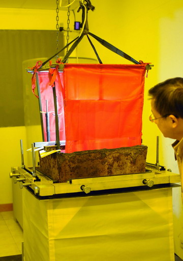 An archeologist inspects an about the miniature pagoda which is believed to contain a part of Buddha's body in Nanjing, Jiangsu province November 22, 2008. 