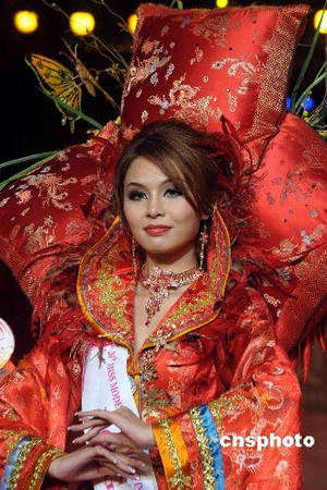 A model poses during the final contest of the 20th Miss World Model in the Folk Culture Village of Splendid China in Shenzhen, south China's Guangdong Province, Nov. 22, 2008. The final contest of the 20th Miss World Model ended here on Saturday with over 60 models engaging in. 