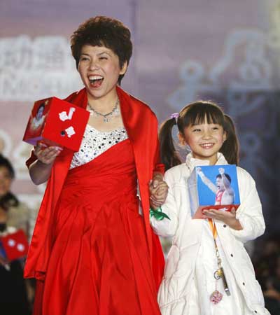 Deng Yaping, China's former Olympic gold medalist (L) and Lin Miaoke, the girl who performed at the opening ceremony of Beijing Olympic Games, walk on the red carpet before the 2008 China Top Ten Benefiting Laureus Sports For Good award ceremony in Beijing, Nov. 21, 2008. 