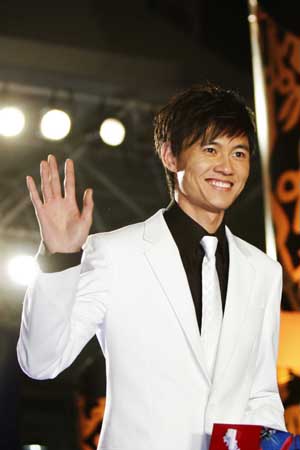 Zhong Man, the Beijing Olympic Men's Individual Sabre Champion walks on the red carpet before the 2008 China Top Ten Benefiting Laureus Sports For Good award ceremony in Beijing, Nov.21, 2008. 