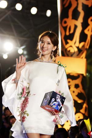 Lin Zhiling, an actress from southwest China's Taiwan Province walks on the red carpet before the 2008 China Top Ten Benefiting Laureus Sports For Good award ceremony in Beijing, Nov.21, 2008. (Xinhua/Wang Lili)