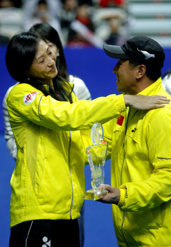 China's two-time Olympic champion Zhang Ning (L) embraces head coach Li Yongbo as she receives an award during a ceremony to mark her retirement with five other teammates from the national badminton team on the sidelines of the China Open badminton event in Shanghai, November 23, 2008. The 33-year-old veteran, who won gold in Athens and Beijing, has become the coach of the national women's team. 