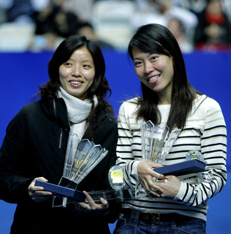 China's Olympic doubles champions Yang Wei (L) and Zhang Jiewen pose with their awards during a ceremony to mark their retirement with four other teammates from the national badminton team on the sidelines of the China Open badminton event in Shanghai, November 23, 2008. 