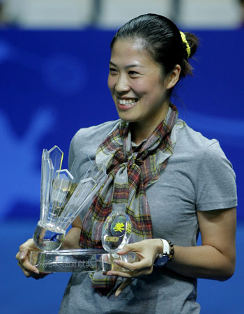 China's two-time Olympic mixed doubles champion Gao Ling poses with her award during a ceremony to mark her retirement with five other teammates from the national badminton team on the sidelines of the China Open badminton event in Shanghai, November 23, 2008. 