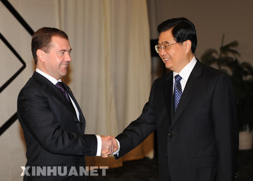 Chinese President Hu Jintao shakes hands with Russian President Dmitry Medvedev during their meeting in Lima, capital of Peru, Noveverm 23, 2008. 