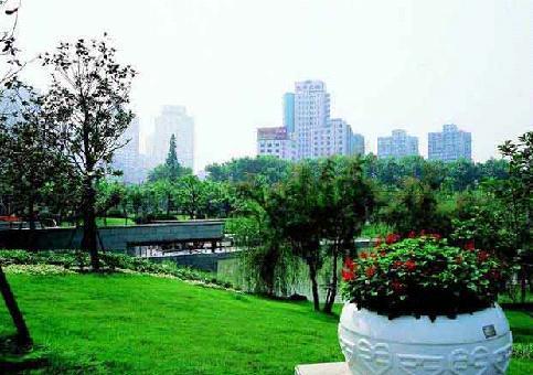 Shanghai will renovate 34 parks, including the Shanghai Zoo, Shanghai Botanical Garden and Changfeng Park, in time for World Expo 2010, Shanghai Daily reported.
