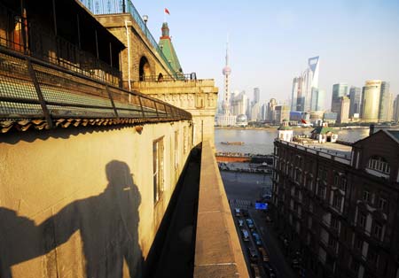 Photo taken on Nov. 21, 2008 shows the northern (L) and southern (R) buildings of Peace Hotel, the landmark construction of nearly 100-year history, at the Bund in Shanghai, China. The reconstruction project of the Peace Hotel has kicked off recently, whose northern and southern buildings would be reconstructed to a grand hotel and an art center respectively. It is predicted that the Peace Hotel will accomodate public guests before the Shanghai 2010 World Expo.