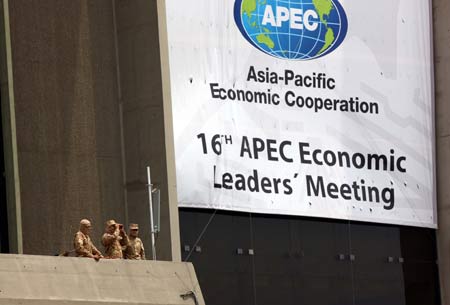 Peruvian soldiers guard outside the venue of the 16th economic leaders' meeting of the Asia-Pacific Economic Cooperation (APEC) in Lima, capital of Peru, Nov. 22, 2008. The two-day summit opened on Saturday, to discuss such issues as the global financial crisis, the Doha Round trade talks and food security. [Xinhua]
