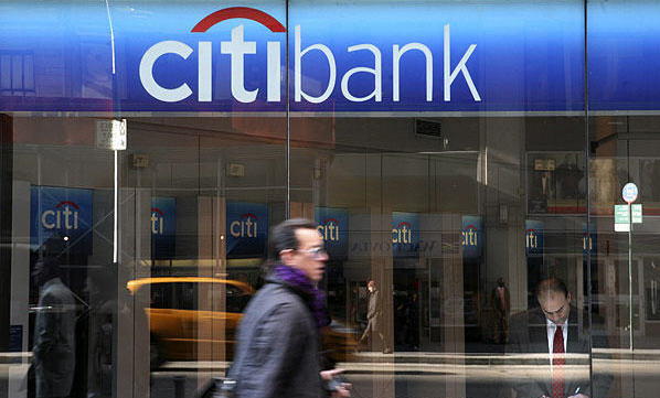 Pedestrians walk by US bank Citigroup world headquarters on Park Avenue, in New York,on November 17, 2008. Citigroup said it would cut 20 percent of its global workforce, or some 53,000 jobs, as the US banking giant struggles with the global financial crisis and four consecutive quarterly losses. [Xinhua]