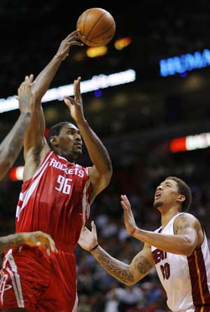 Houston Rockets Ron Artest (L) shoots over Miami Heat's Michael Beasley during first quarter NBA action in Miami, Florida, Nov. 24, 2008.[Xinhua/Reuters]