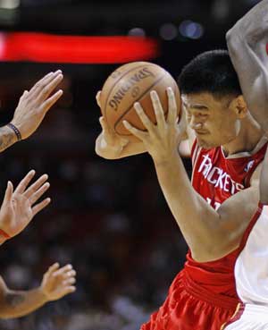 Houston Rockets Yao Ming battles against the Miami Heat during second quarter NBA basketball action in Miami, Florida Nov. 24, 2008. [Xinhua/Reuters] 