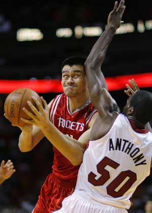 Houston Rockets Yao Ming (L) is fouled by Miami Heat's Joel Anthony during second quarter NBA action in Miami, Florida, Nov. 24, 2008.[Xinhua/Reuters]