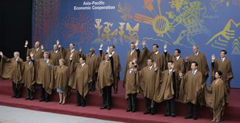 Leaders of member economies pose for a group photo while wearing typical ponchos from Peru, during a break in the Asia-Pacific Economic Cooperation (APEC) summit in Lima, November 23, 2008.[Agencies]