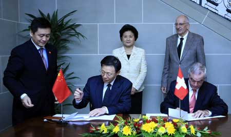 Chinese Vice Minister of Science and Technology Li Xueyong (front, C) and Paul-Erich Zinsli (front, R), Deputy Director of the State Secretariat for Education and Research of Switzerland, sign a joint declaration of Sino-Swiss science and technology cooperation in Bern, capital of Switzerland, Nov. 24, 2008. 